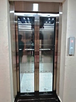 Center opening automatic elevator door